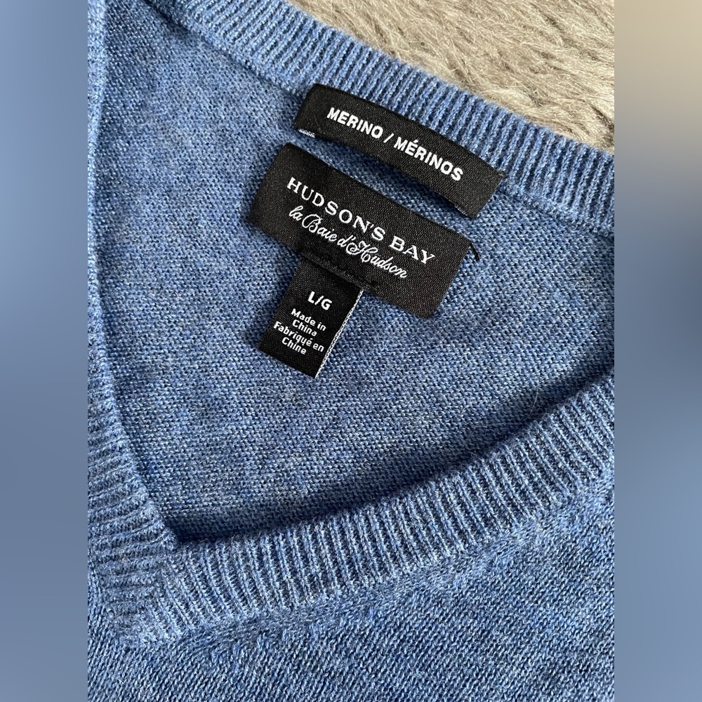Hudson’s Bay Mens 100% Merino Wool V Neck Sweater ( Large )